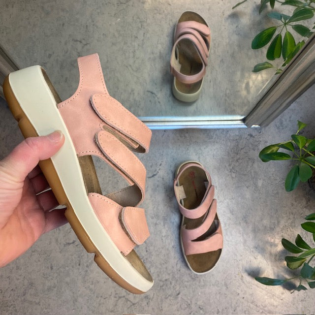 Elegant rosa skindsandal med justerbare remme