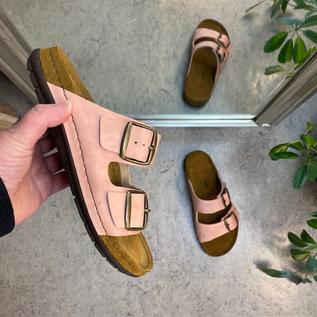 Rosa slip on sandal i skind med brede remme