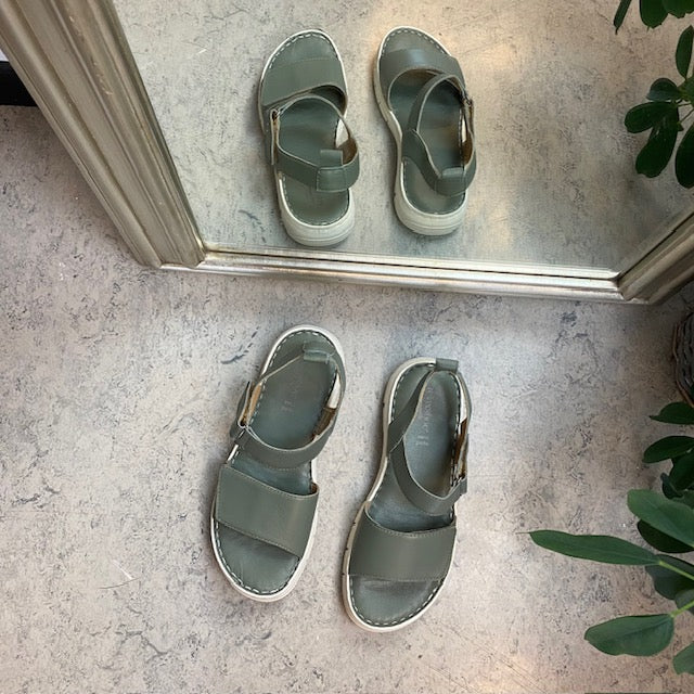 Lækker blød og fleksibel skindsandal i grøn fra Relaxshoe