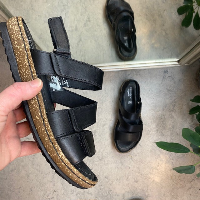 Sort skindsandal med fire indstillelige remme fra Relaxshoe