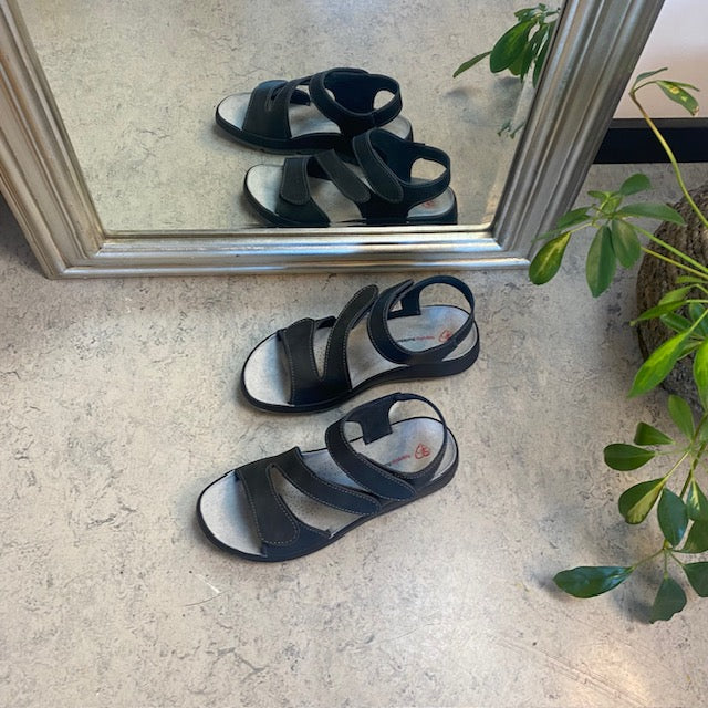 Elegant sort skindsandal med justerbare remme