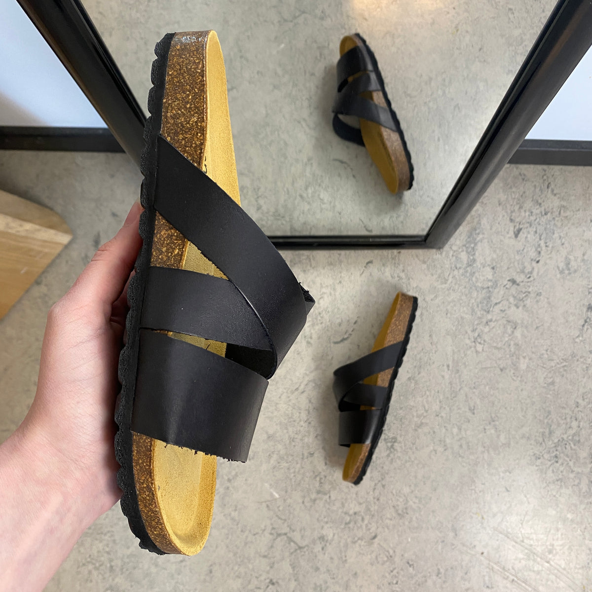 Slip on sandal i sort glat skind med krydsremme – komfort og støtte