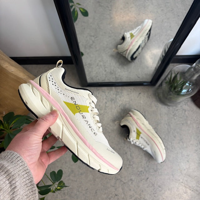 Åndbare Endurance Comfortfit sneakers med rosa detaljer