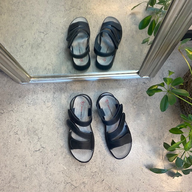 Elegant sort skindsandal med justerbare remme