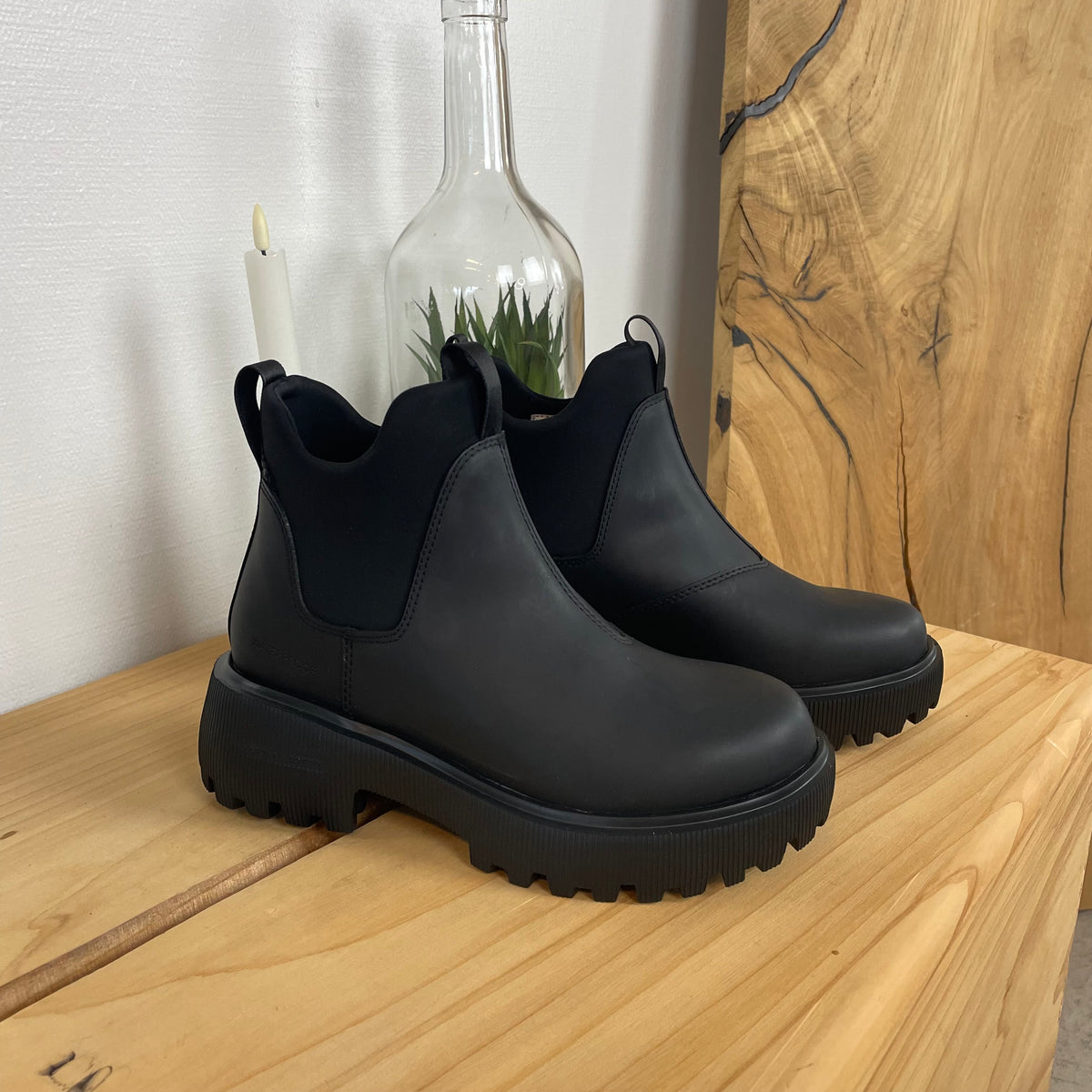 Sort WODEN Isabella Waterproof – gummistøvle med stødabsorberende komfort