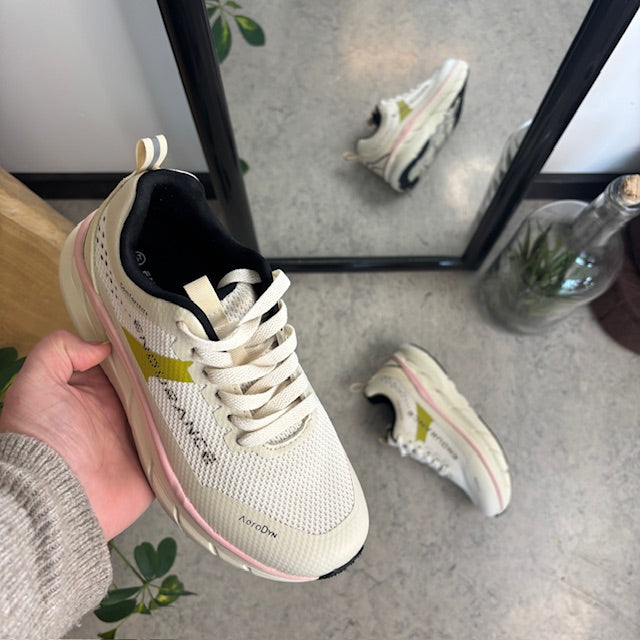 Åndbare Endurance Comfortfit sneakers med rosa detaljer