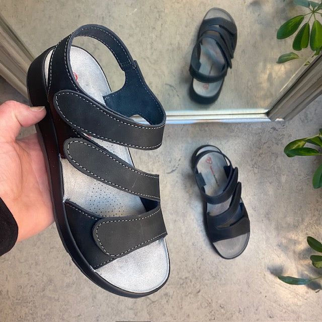 Elegant sort skindsandal med justerbare remme