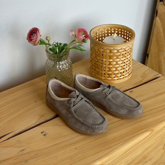 Beige ruskindssko med rågummisål