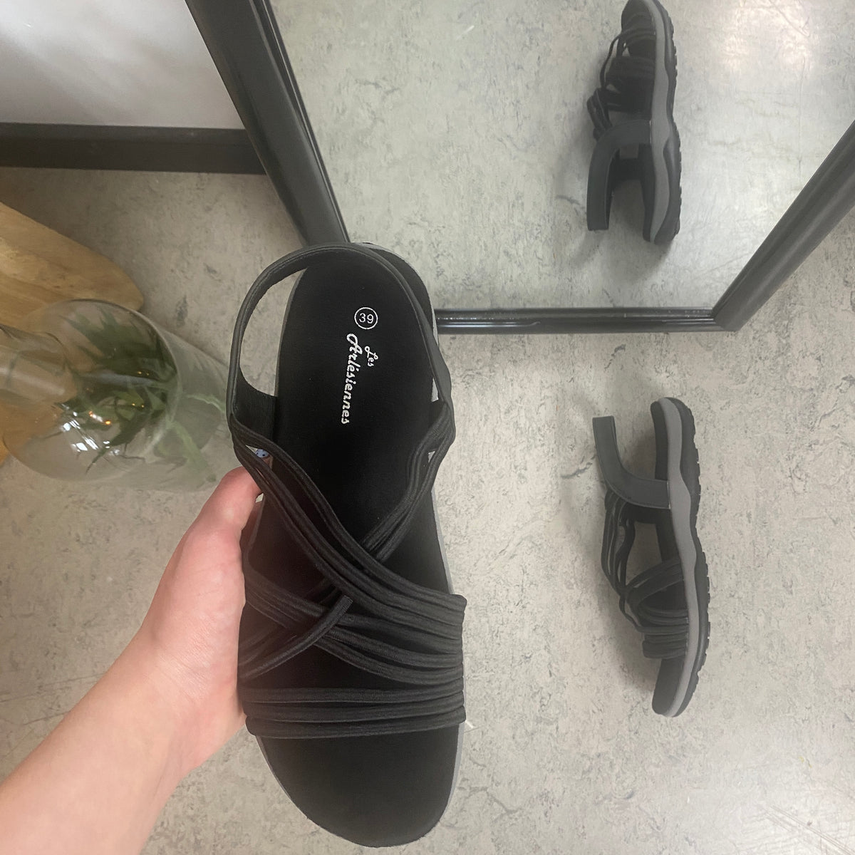 Sort sandal med elastikremme – klassisk model med blød skumsål