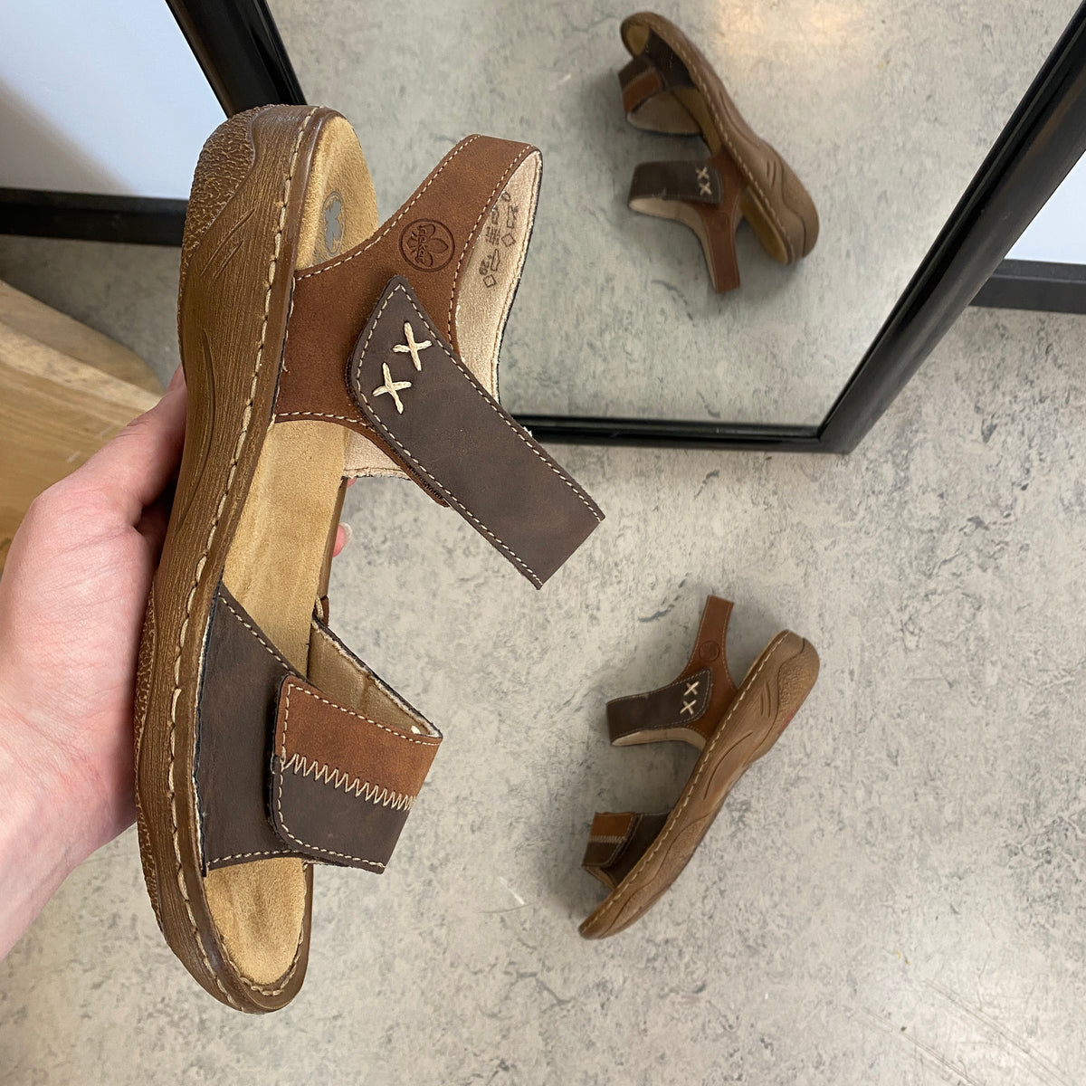 Rieker damesandal brun – klassisk komfort med justerbar pasform