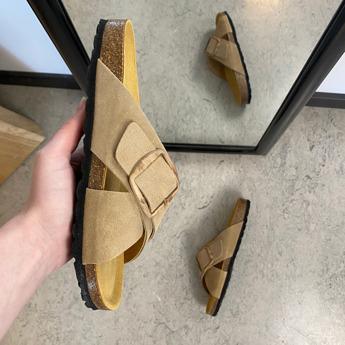 Lys brun slip on sandal i skind med dobbelt rem