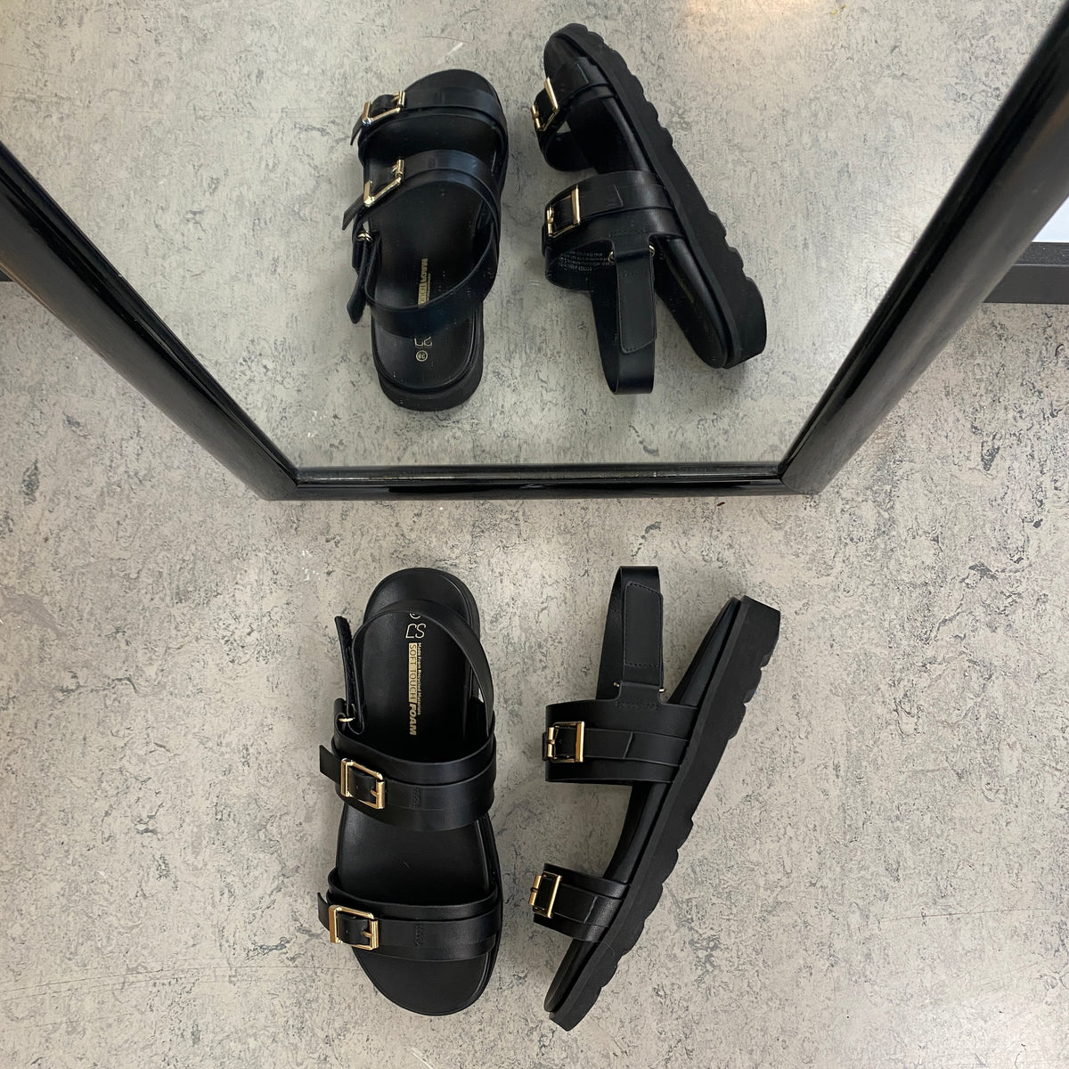 Sort sandal med spænder og hælrem – klassisk model