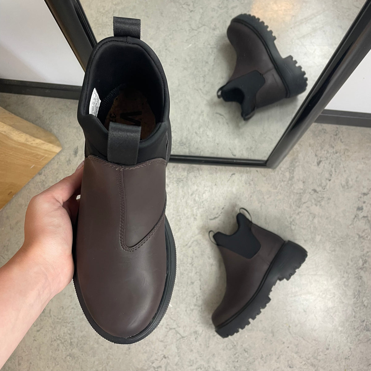 Brun WODEN Isabella Waterproof – gummistøvle med stødabsorberende komfort