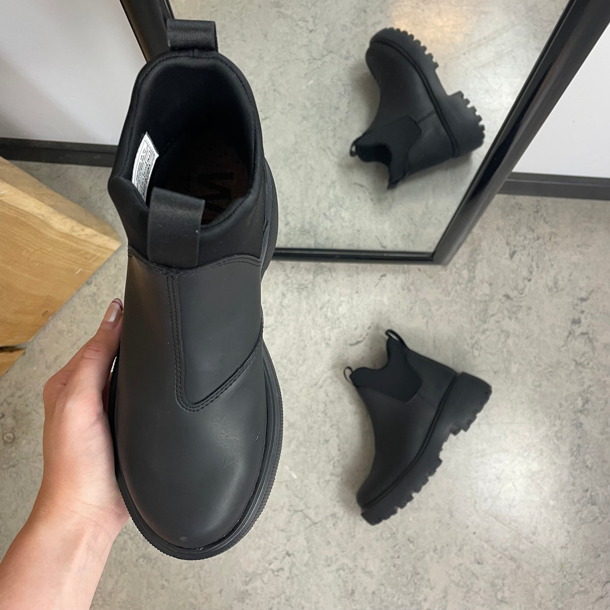Sort WODEN Isabella Waterproof – gummistøvle med stødabsorberende komfort