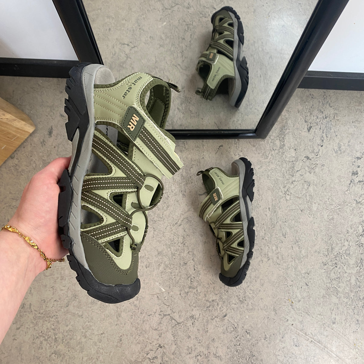 Robust vandresandal i khaki med god støtte