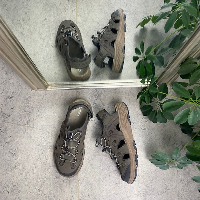 Lukket vandre sandal i brun fra CMP
