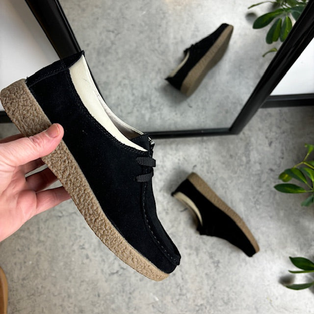Sort ruskindssko med rågummisål