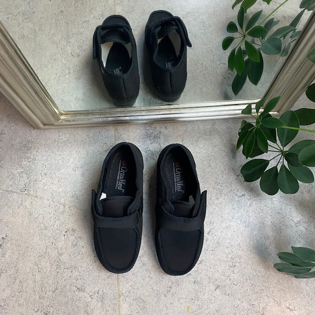 Bred sko med velcro og plads