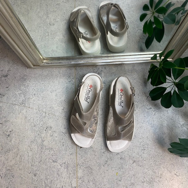 Bred ortopædisk sandal i beige med velcro og ekstra plads til knyster