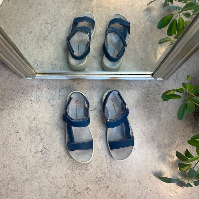 Blå skindsandal med tre justerbare remme og svangstøtte