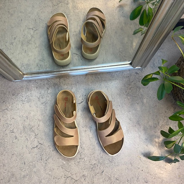 Elegant beige skindsandal med justerbare remme