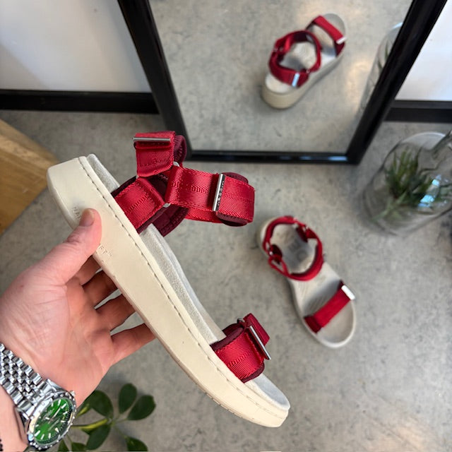 Smart rød sandal fra Woden