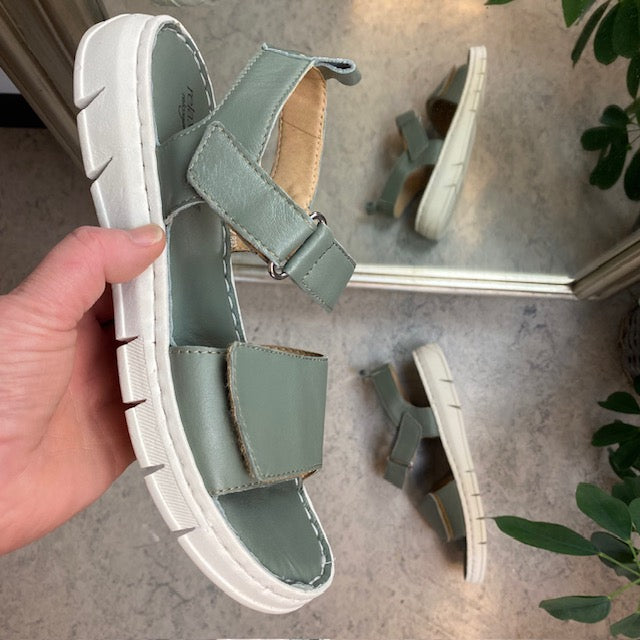 Lækker blød og fleksibel skindsandal i grøn fra Relaxshoe