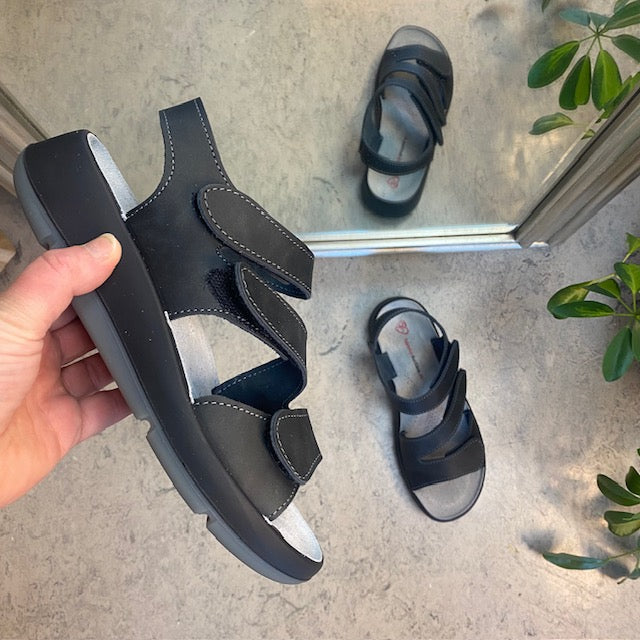 Elegant sort skindsandal med justerbare remme
