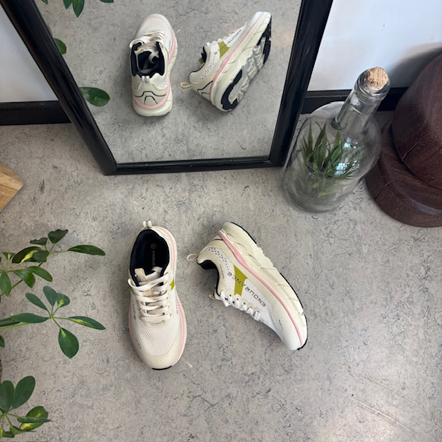Åndbare Endurance Comfortfit sneakers med rosa detaljer