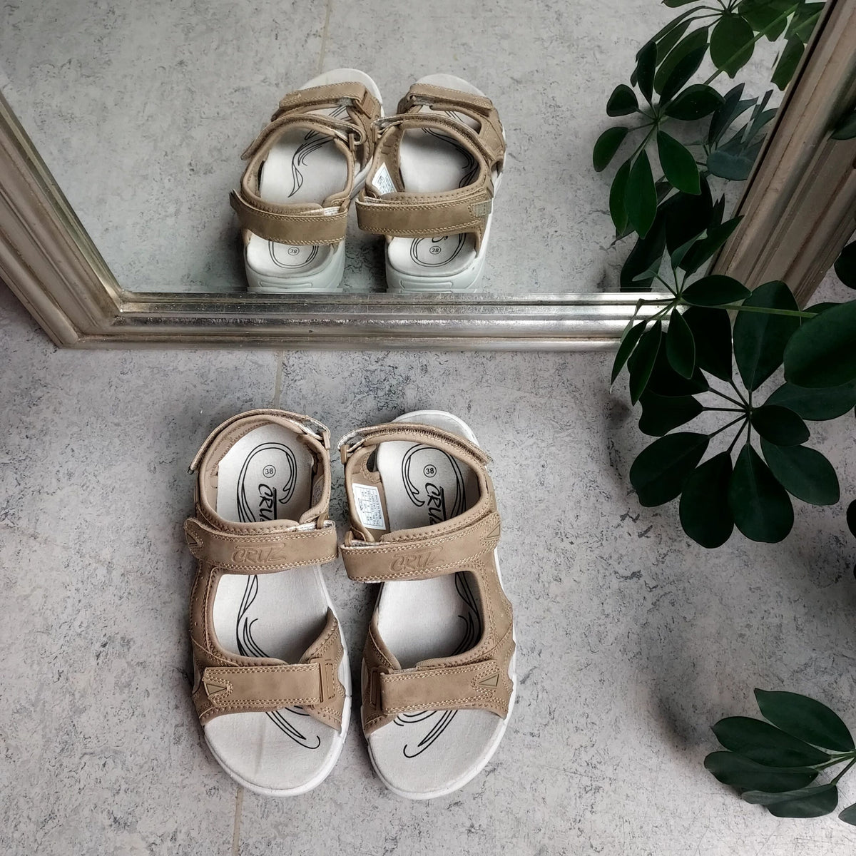 Sandfarvet sandal med regulerbare remme