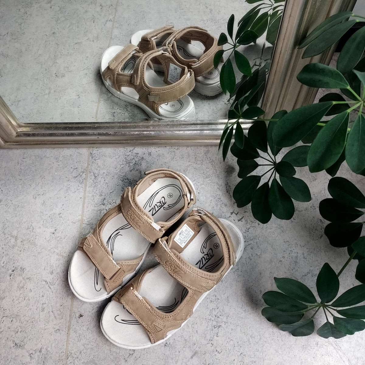Sandfarvet sandal med regulerbare remme