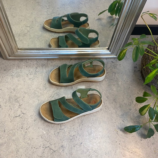 Elegant grøn skindsandal med justerbare remme
