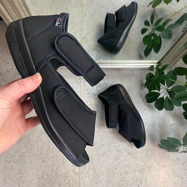 Sandal fra OrtoMed med velcro og åben tå