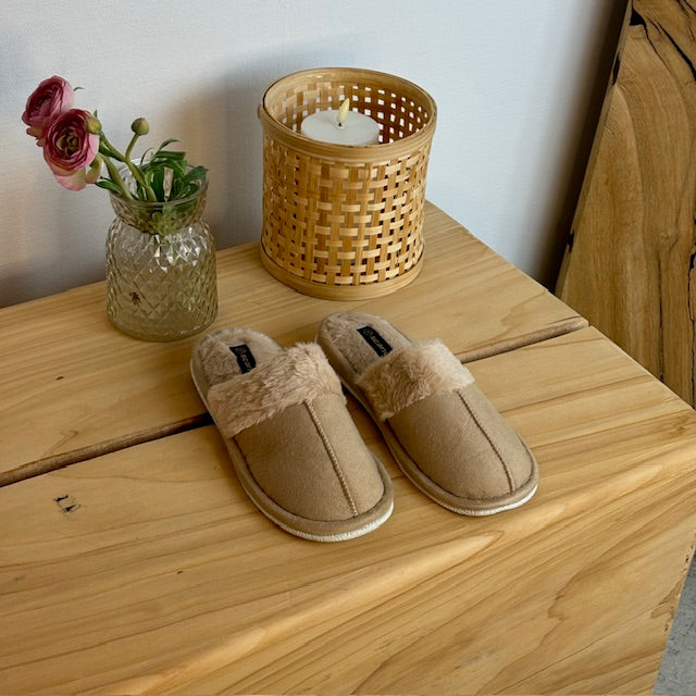 Beige hjemmesko med synlig pelskant