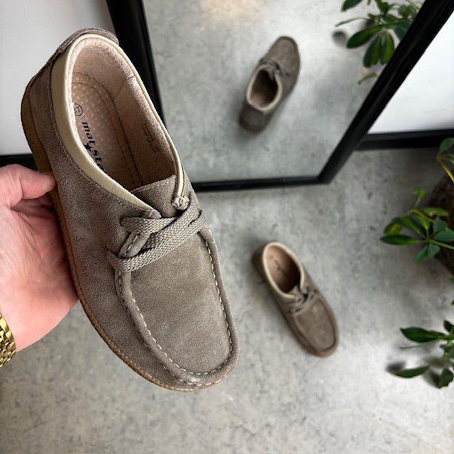Beige ruskindssko med rågummisål