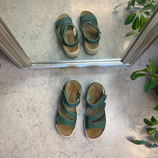 Elegant grøn skindsandal med justerbare remme