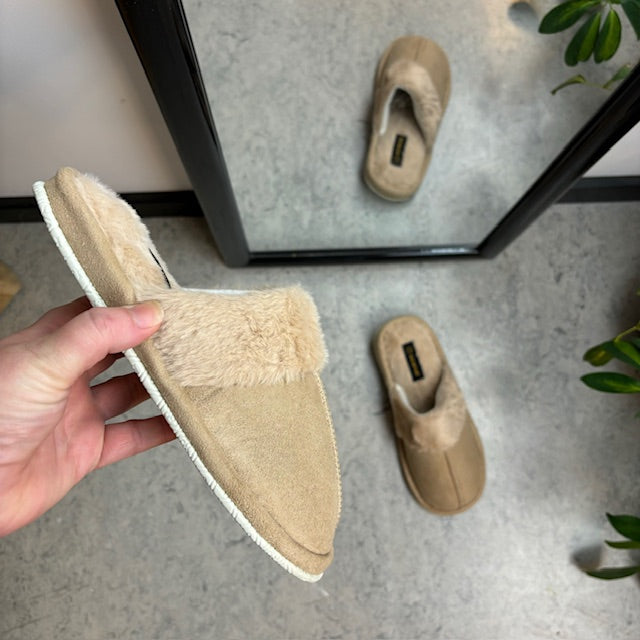 Beige hjemmesko med synlig pelskant