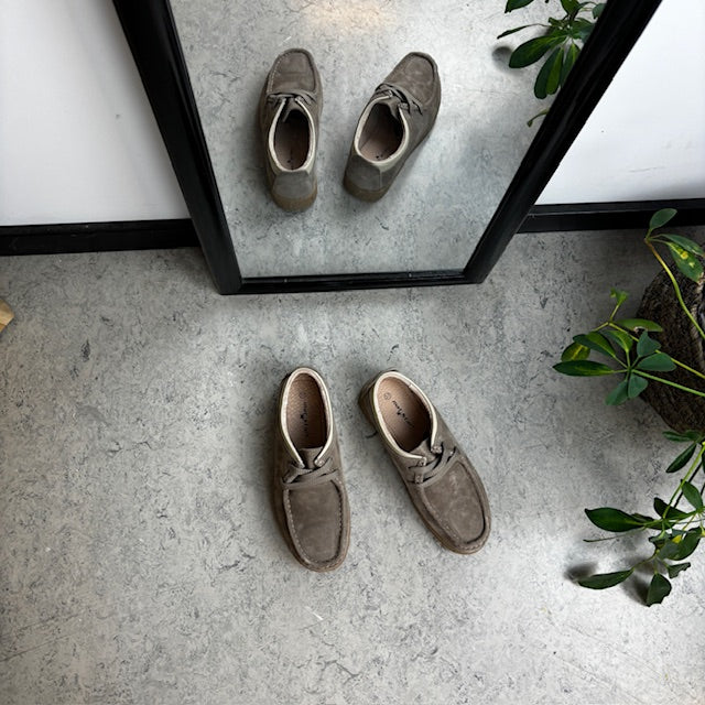 Beige ruskindssko med rågummisål