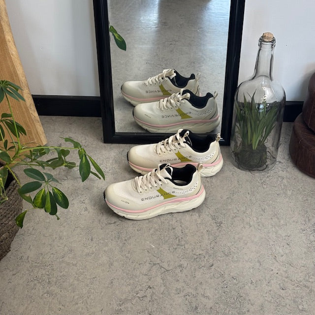 Åndbare Endurance Comfortfit sneakers med rosa detaljer