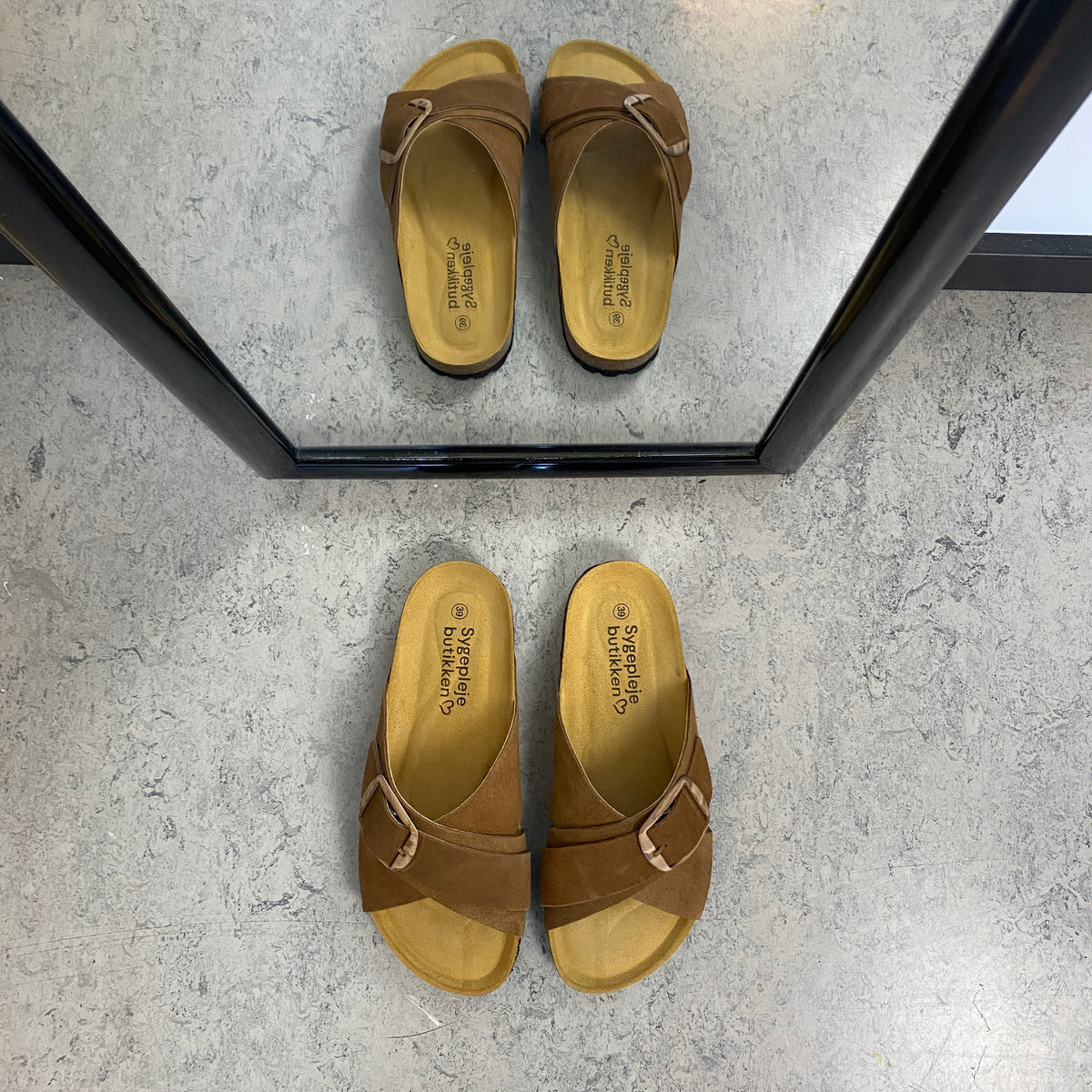 Brun slip on sandal med dobbelt rem