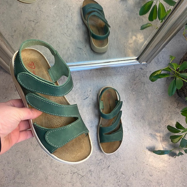 Elegant grøn skindsandal med justerbare remme