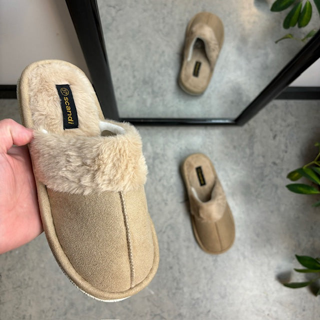 Beige hjemmesko med synlig pelskant