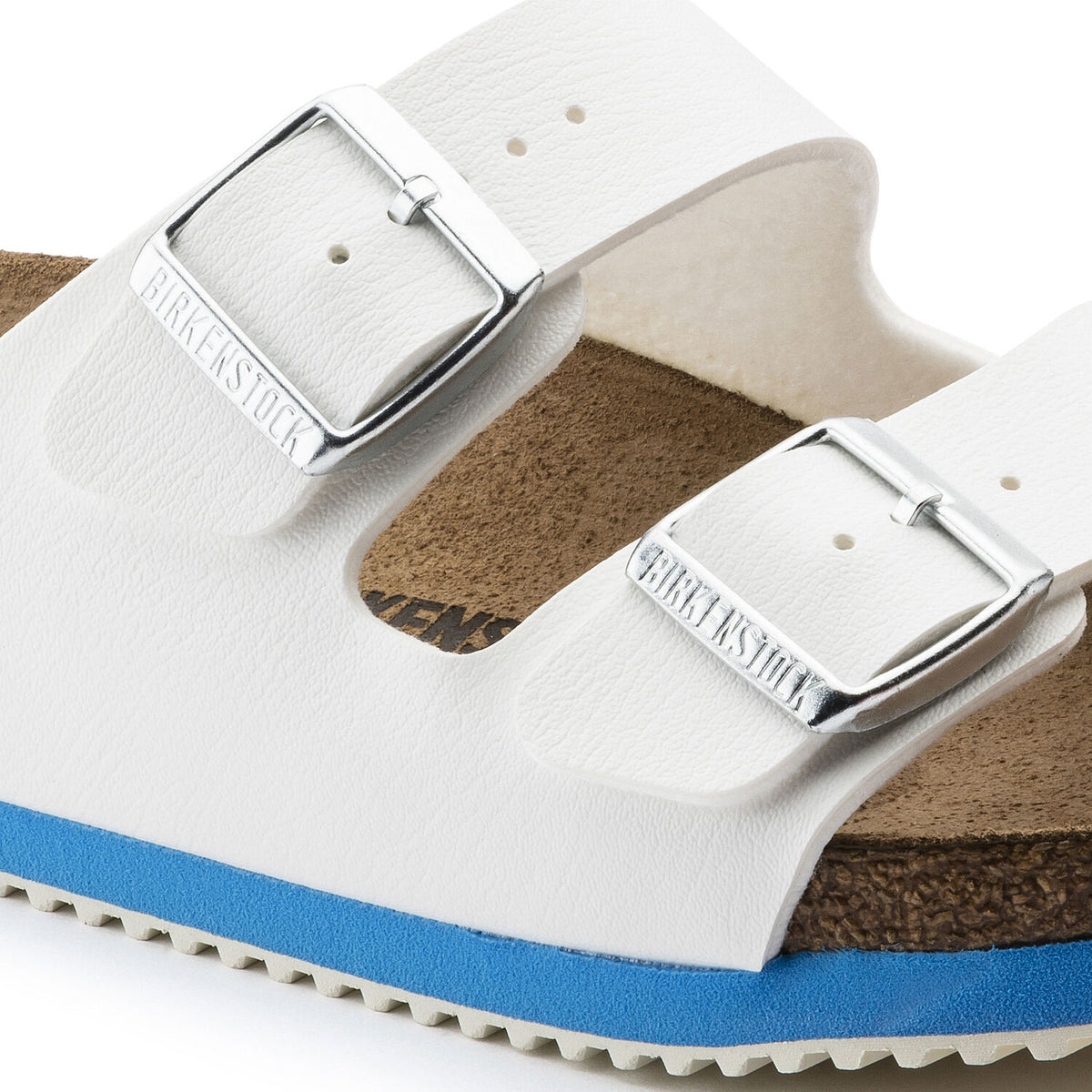 Hvid Arizona sandal fra Birkenstock med godkendte skridhæmmende såler