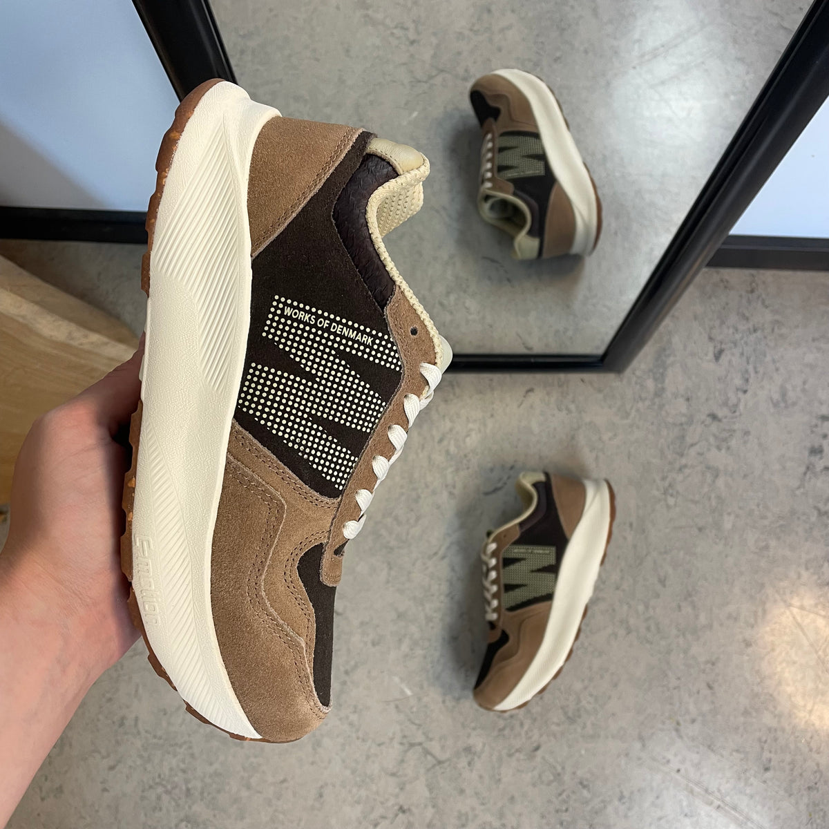 Mathilde – Woden sneaker i brune nuancer med let gængesål