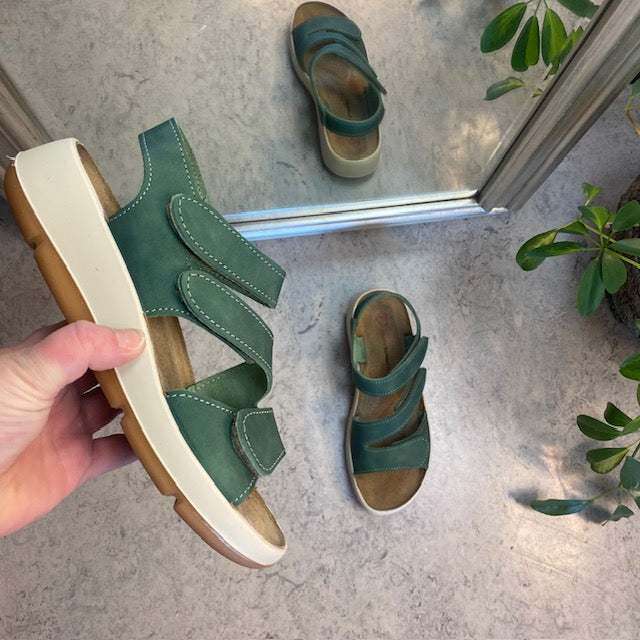 Elegant grøn skindsandal med justerbare remme