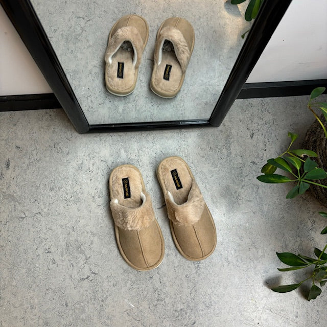 Beige hjemmesko med synlig pelskant