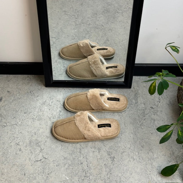 Beige hjemmesko med synlig pelskant