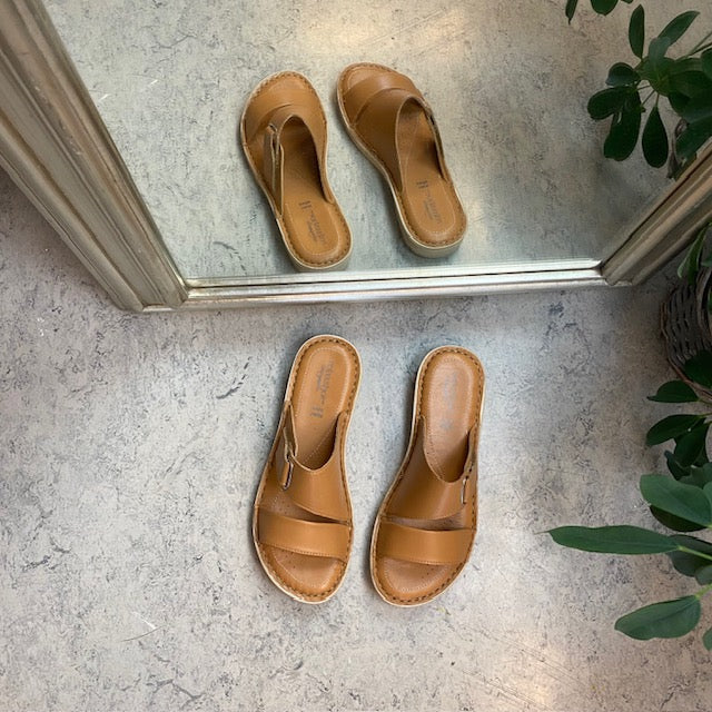 Brun skind slip on med justerbar rem fra Relaxshoe