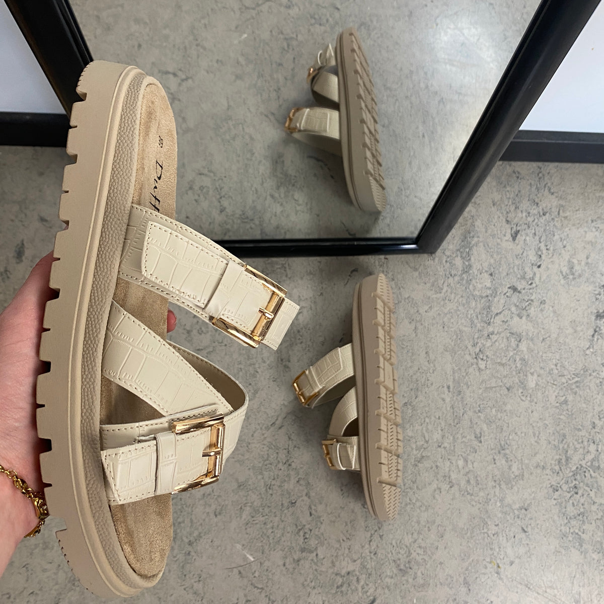 Beige komfortabel sandal med justerbare remme & stabil sål