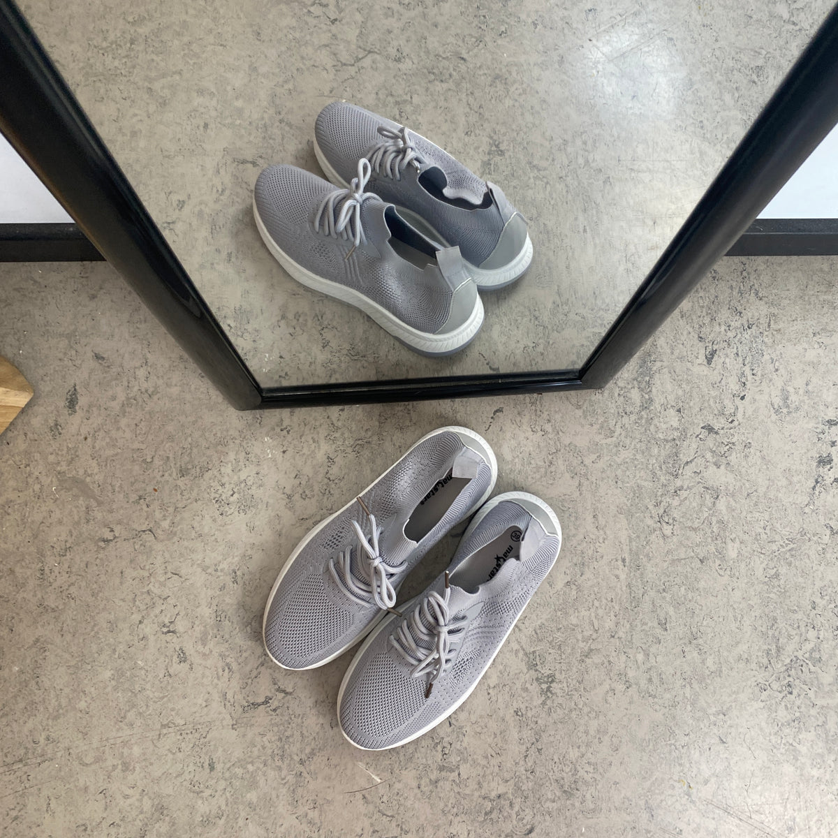 Grå slip-on letvægts sneaker i åndbart strik